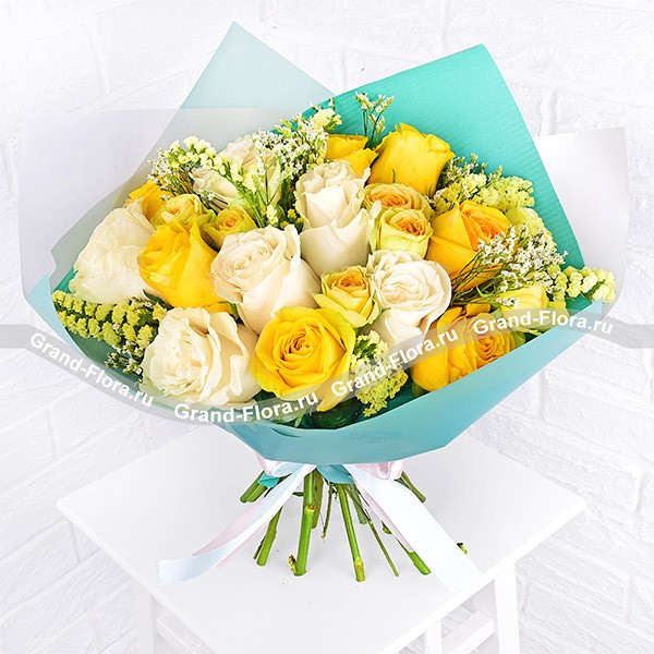 Ласковый закат – букет с желтыми и белыми розами